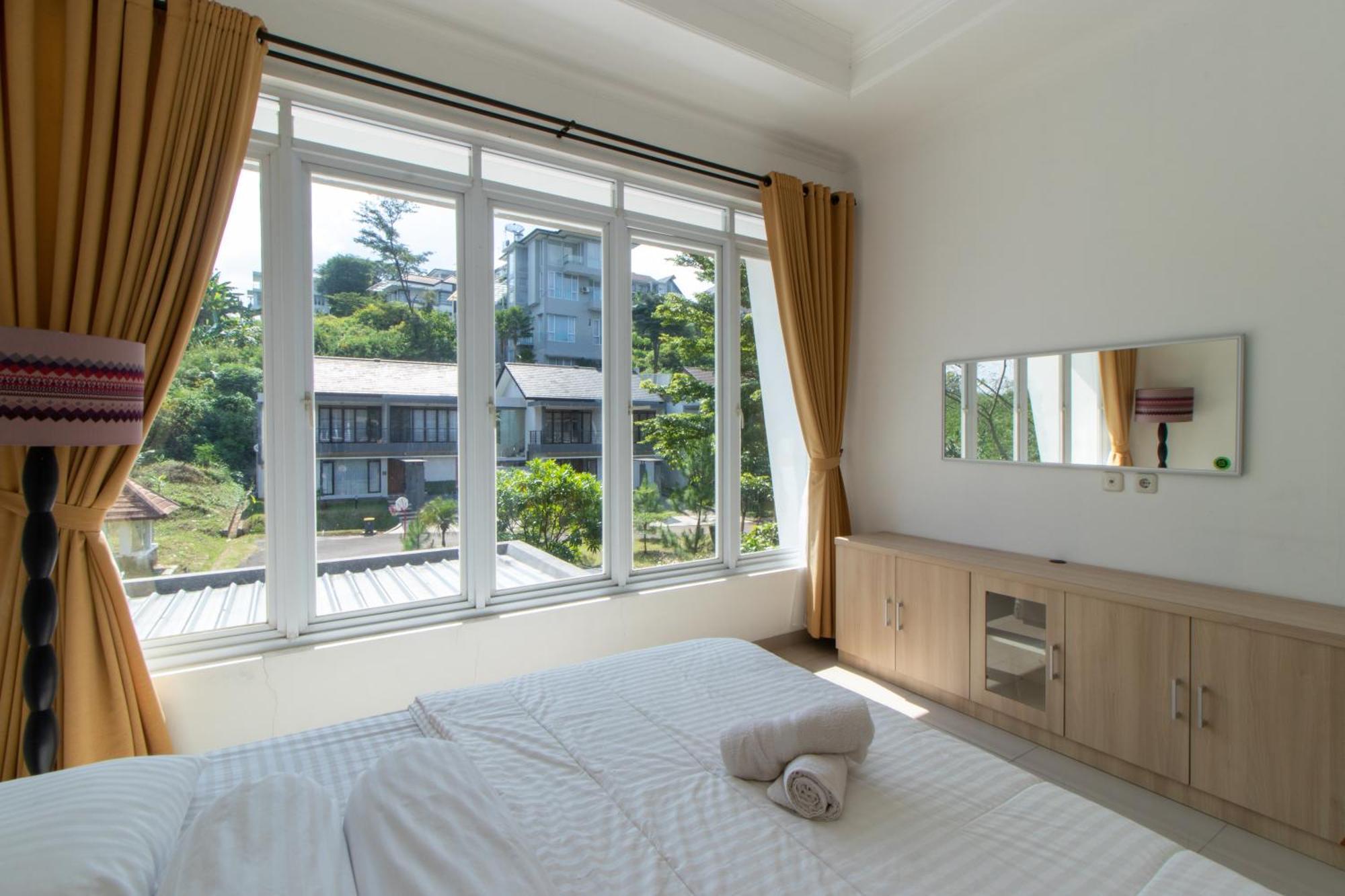 Family Only Private Pool - De Reiz Tirta Syariah 4br Villa Bandung