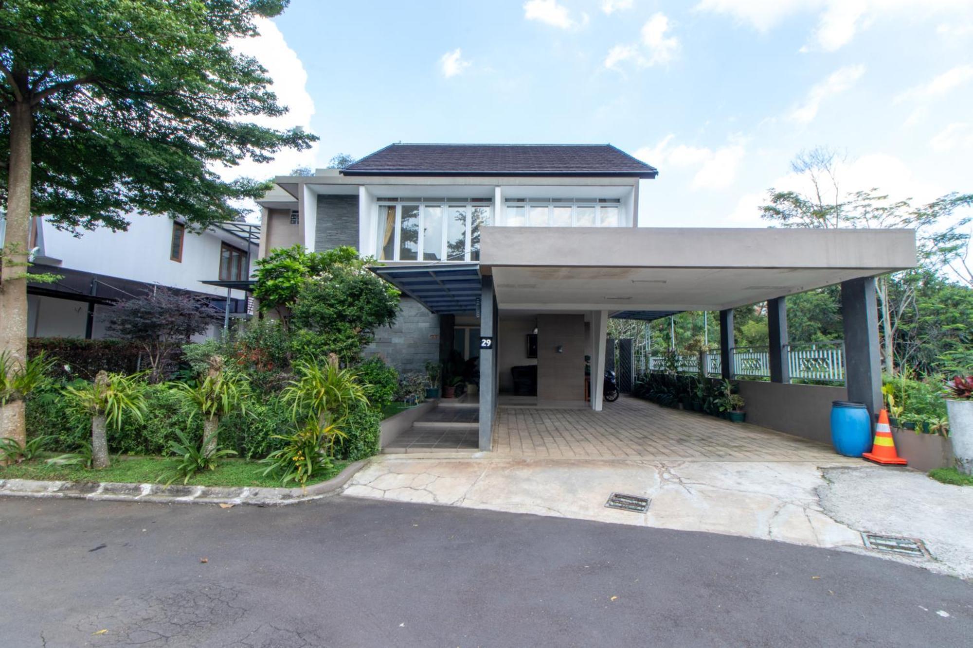 Villa Family Only Private Pool - De Reiz Tirta Syariah 4br