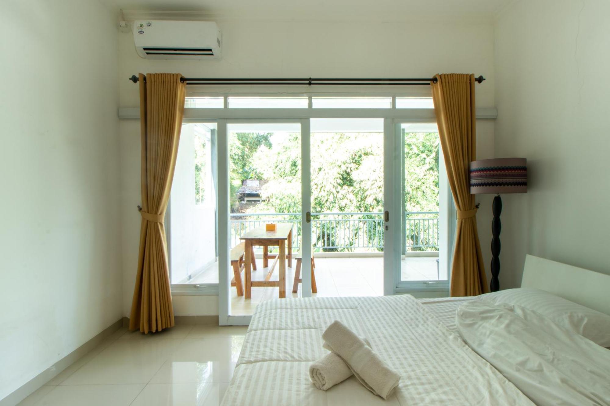 Villa Family Only Private Pool - De Reiz Tirta Syariah 4br Bandung
